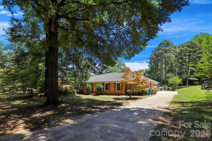 Property Photo: 13507 Four Oaks Lane NC 28105