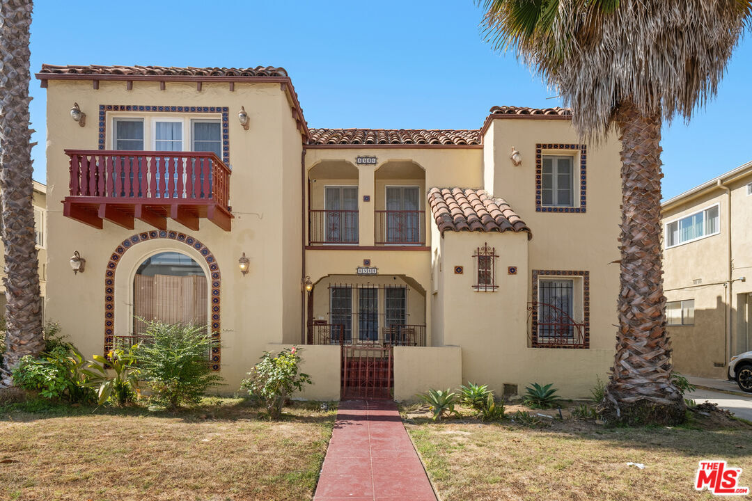 Property Photo:  8546 Saturn St  CA 90035 