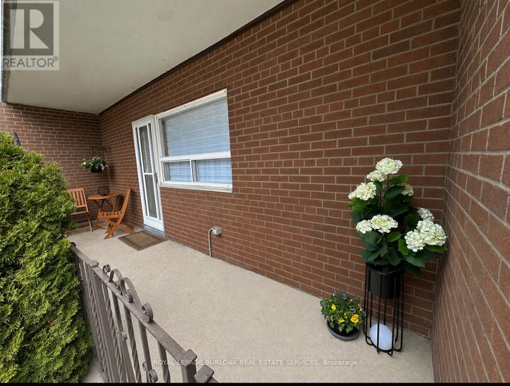 Property Photo:  15 Elizabeth Street North 101  ON L5G 2Z3 
