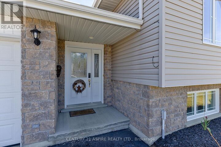 Property Photo:  42 Oak Avenue  ON K8H 0B5 