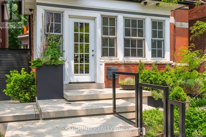 Property Photo:  20 Fairview Boulevard  ON M4K 1L9 