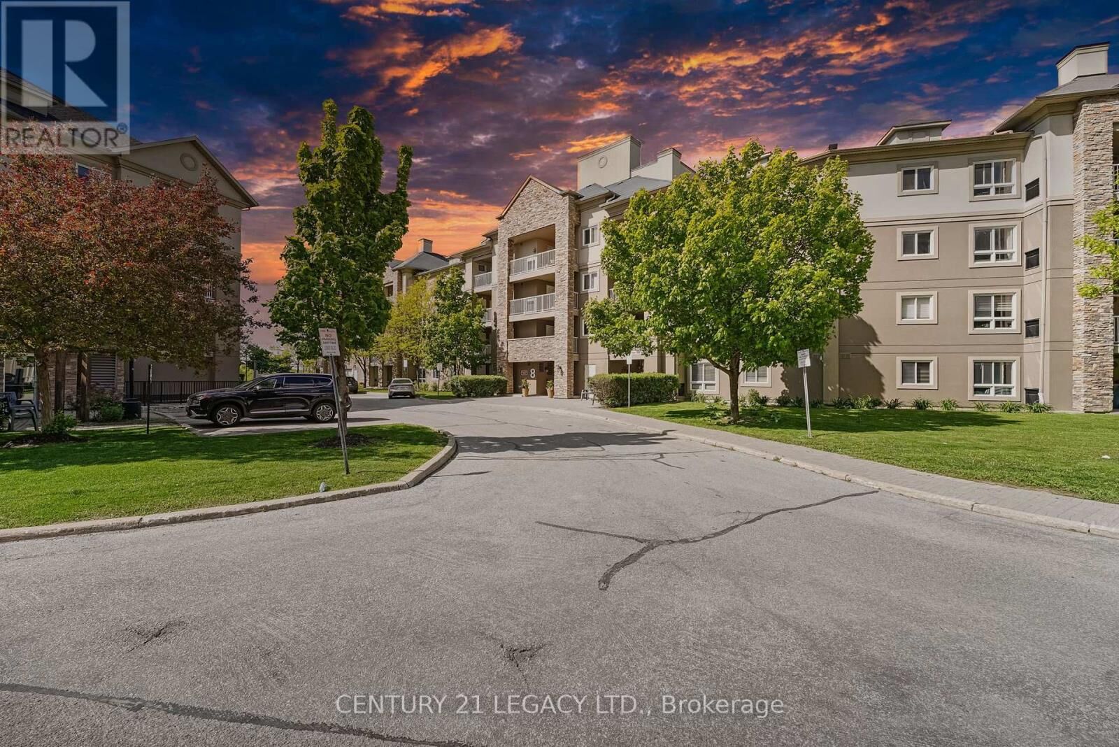 Property Photo:  8 Dayspring Circle 1307  ON L6P 2Z7 