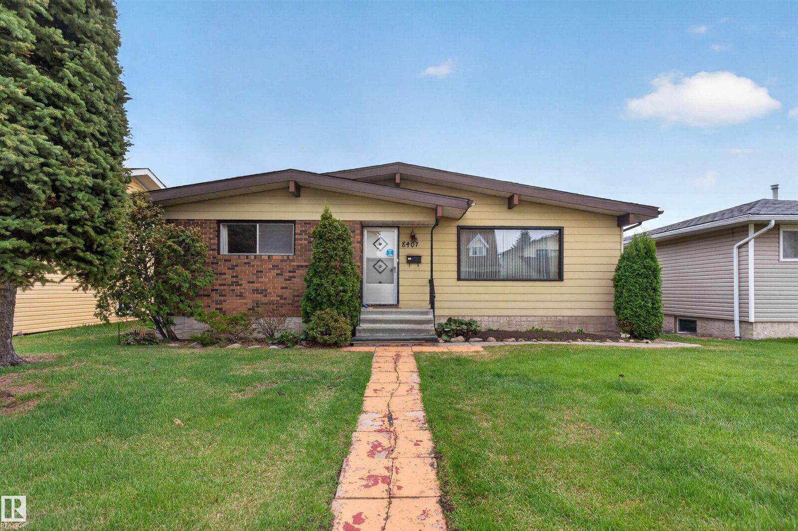 Property Photo:  8407 150 Avenue NW  AB T5E 1B9 