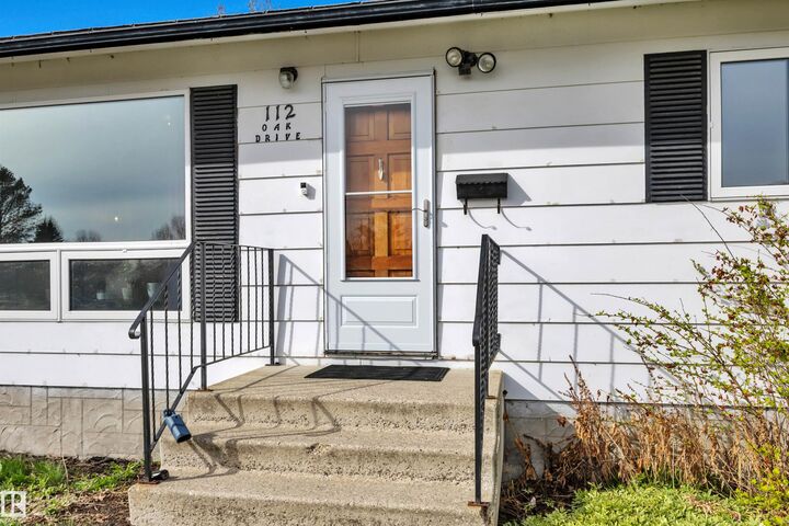 Property Photo:  112 Oak Drive  AB T9A 2E7 