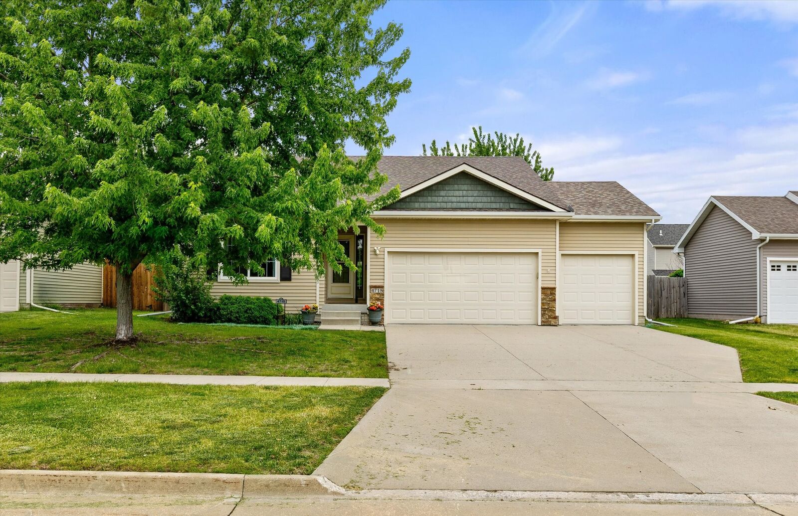 Property Photo:  4715 NE Briarwood Drive  IA 50021 