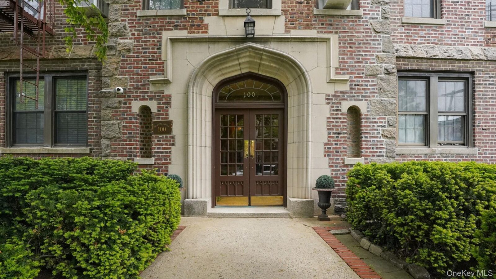 Property Photo:  100 Parkway 5D  NY 10708 