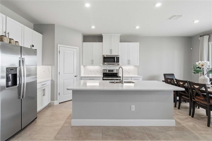 Property Photo:  10009 Daybreak Glen  FL 34219 