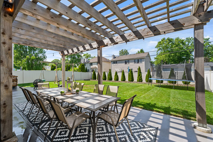 Property Photo:  986 E Red Oak Street  IL 60101 