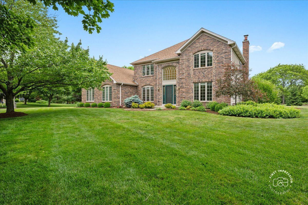 Property Photo:  202 Windsor Circle  IL 60175 