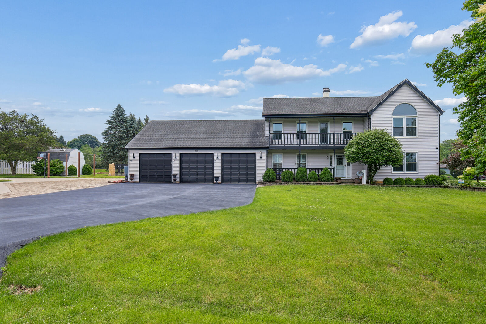 Property Photo: 715 Welch Street IL 60136