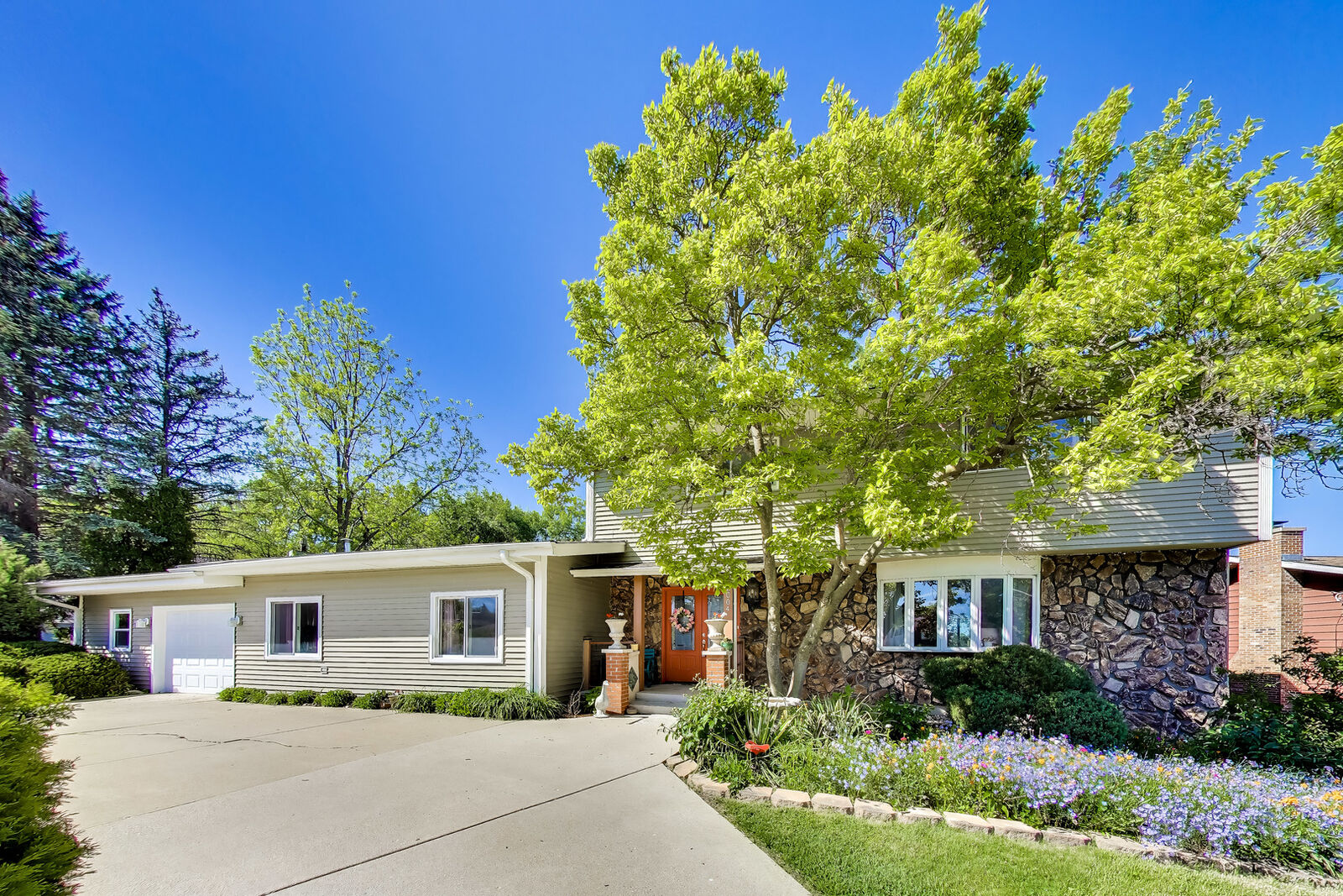 Property Photo: 2004 Sprucewood Lane IL 60046