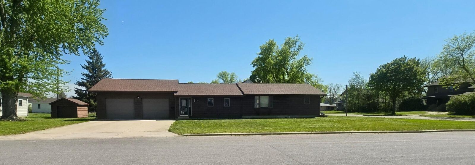 Property Photo:  613 E Walnut Avenue  MN 56277 