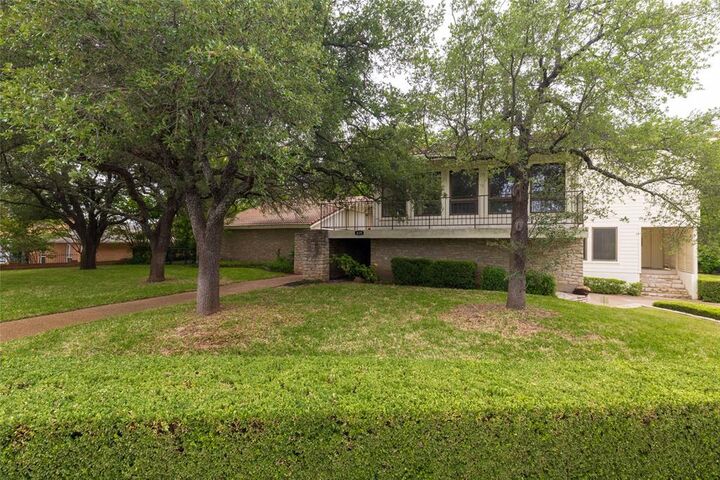 Property Photo:  619 Baylor Street  TX 76086 