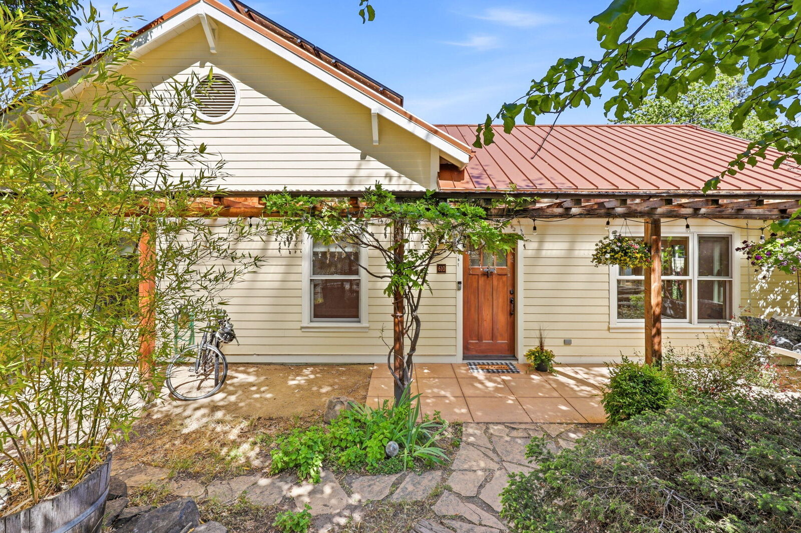 Property Photo: 610 Beach Street OR 97520