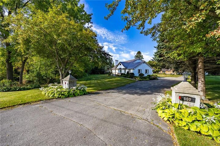 Property Photo:  800 Norfolk Street N  ON N3Y 3R7 