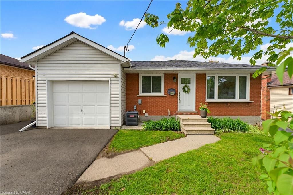 Property Photo:  322 Moore Street  ON N3H 3A7 