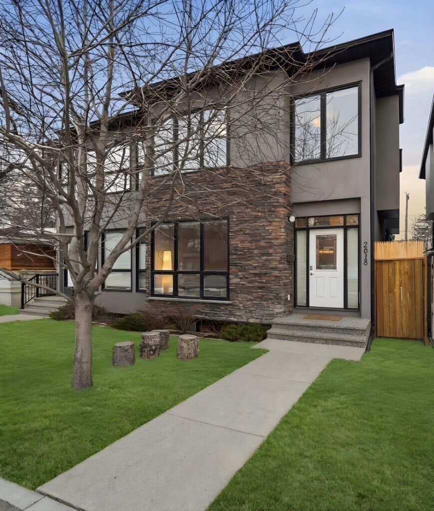 Property Photo:  2018 37 Street SW  AB T3E 3A6 