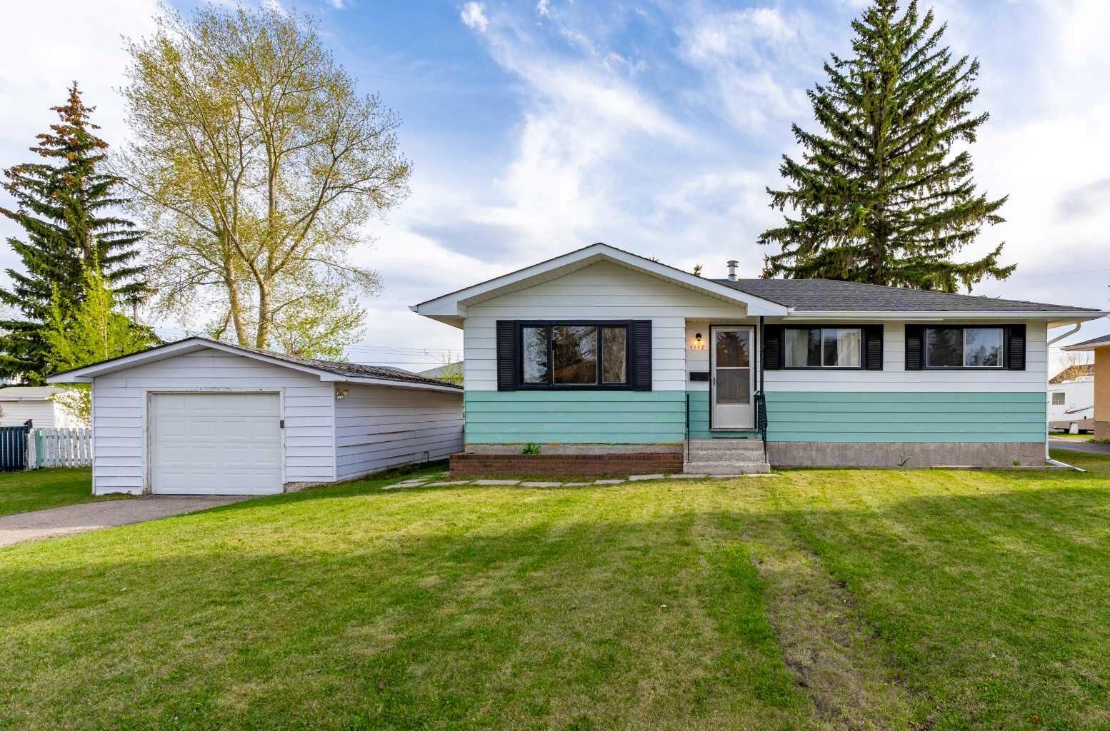Property Photo:  1117 Grey Avenue  AB T0M 0S0 