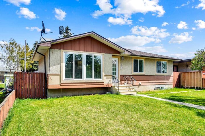 Property Photo:  2608 42 Street SE  AB T2B 1G7 