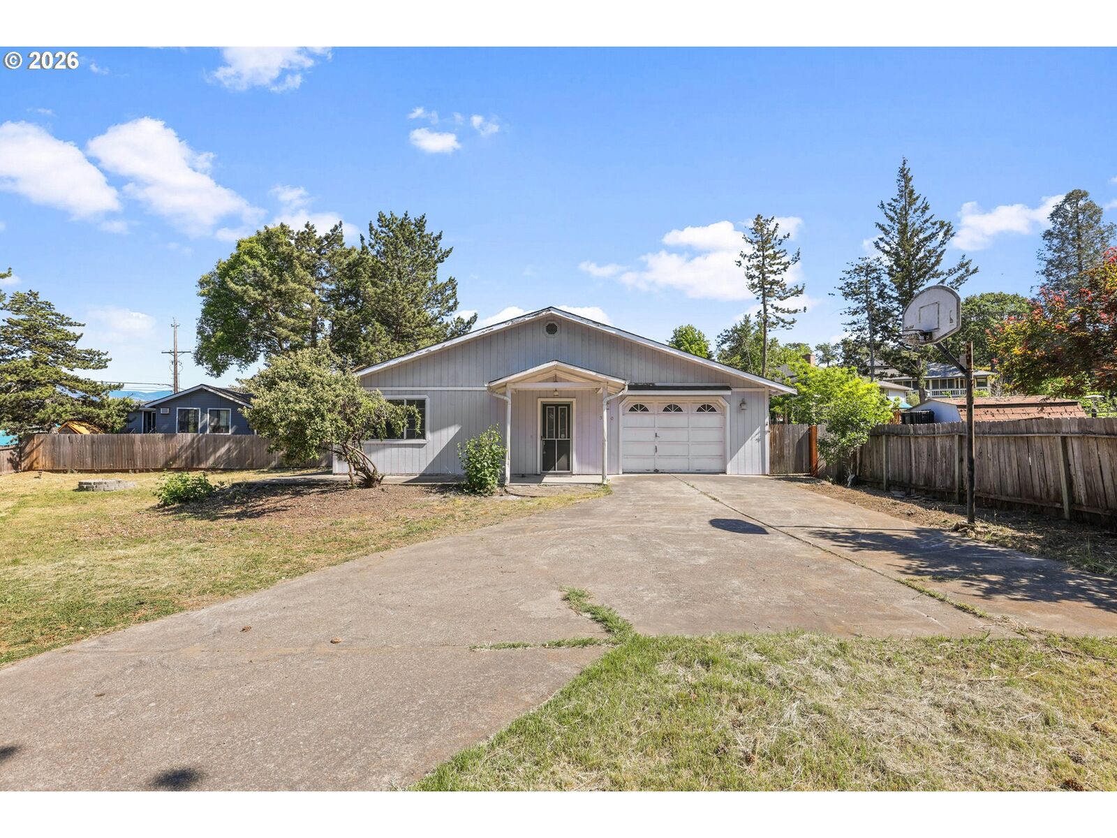Property Photo:  540 Oak Knoll Dr  OR 97520 