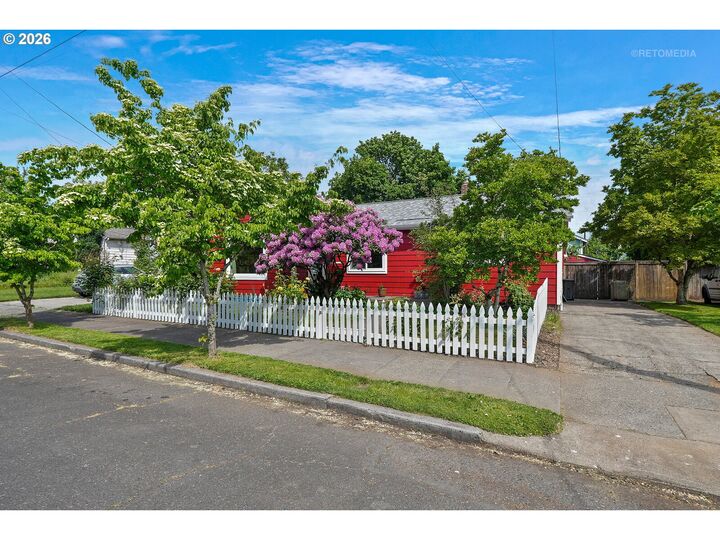 Property Photo:  1411 NE Highland St  OR 97211 