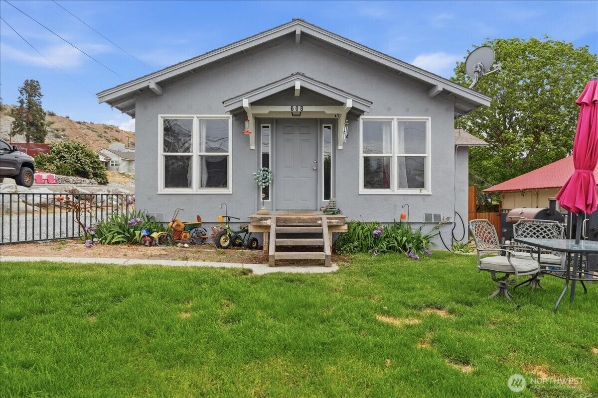 Property Photo: 608 N Bradley Street WA 98816