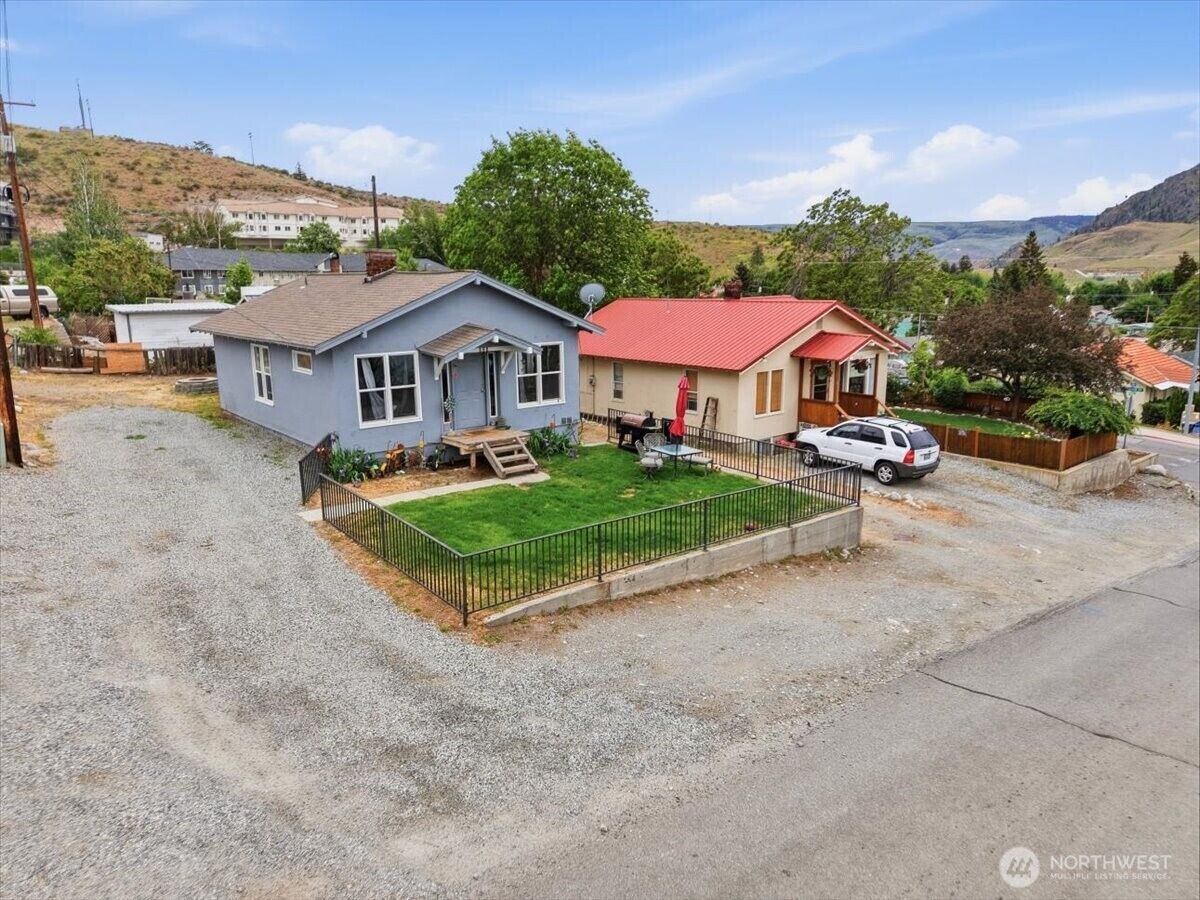 Property Photo:  608 N Bradley Street  WA 98816 