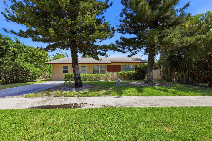 Property Photo:  115 SE 11th Avenue  FL 33435 