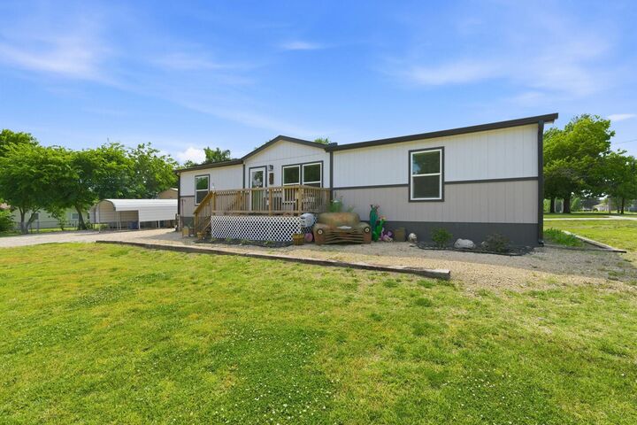 Property Photo:  519 E 3rd St  KS 67045-1903 