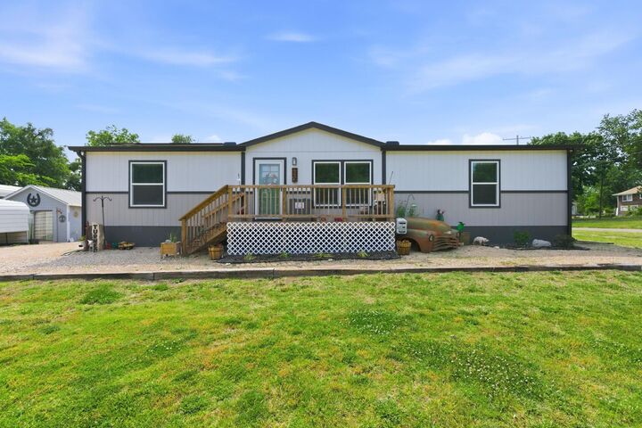 Property Photo:  519 E 3rd St  KS 67045-1903 