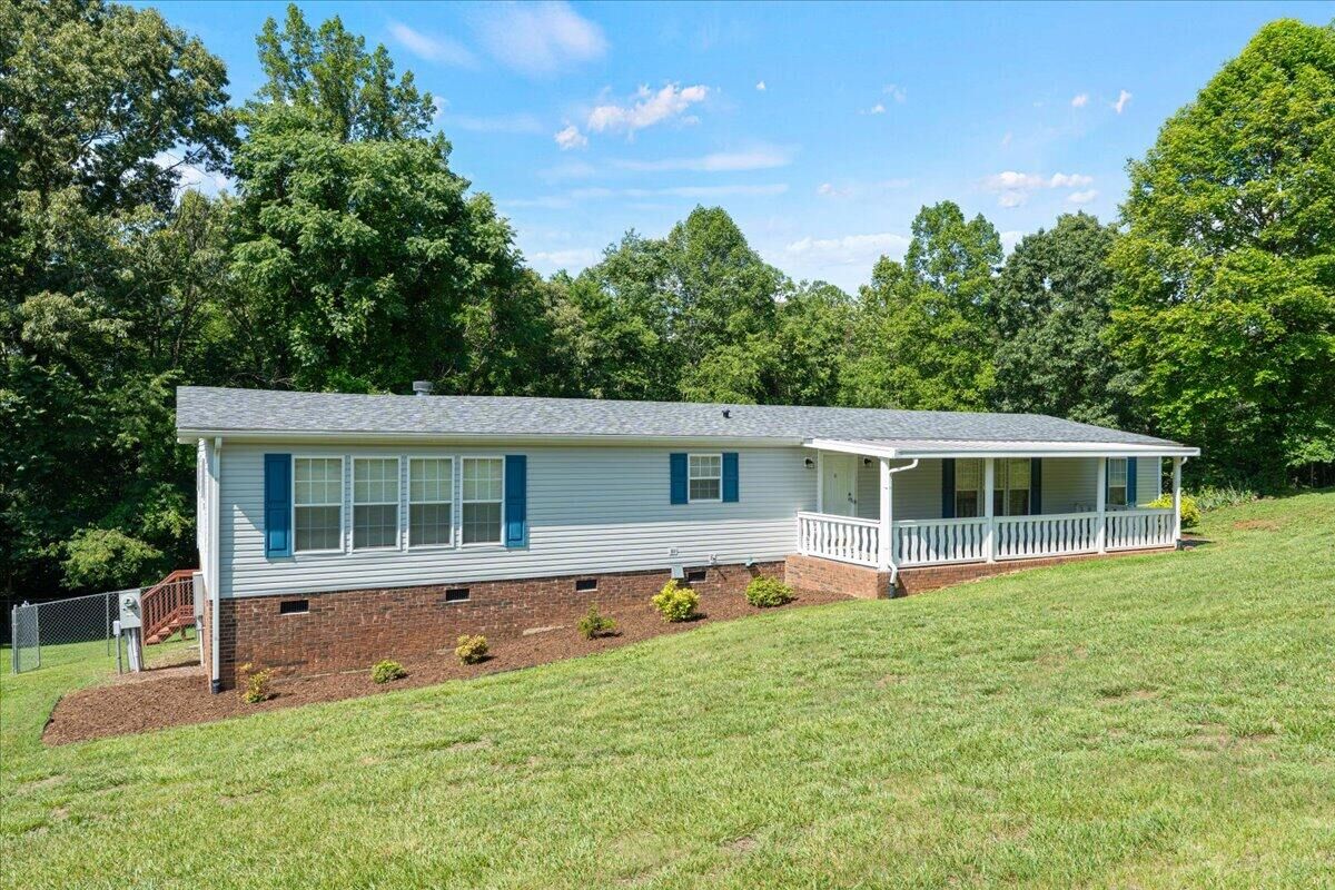 Property Photo: 1296 Hayward Dr VA 24179