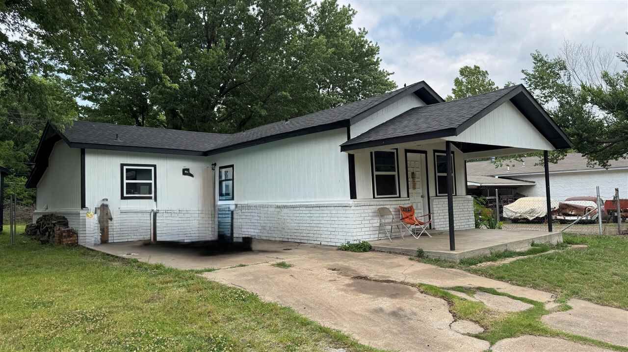 Property Photo:  1224 E Broadway  OK 74023 