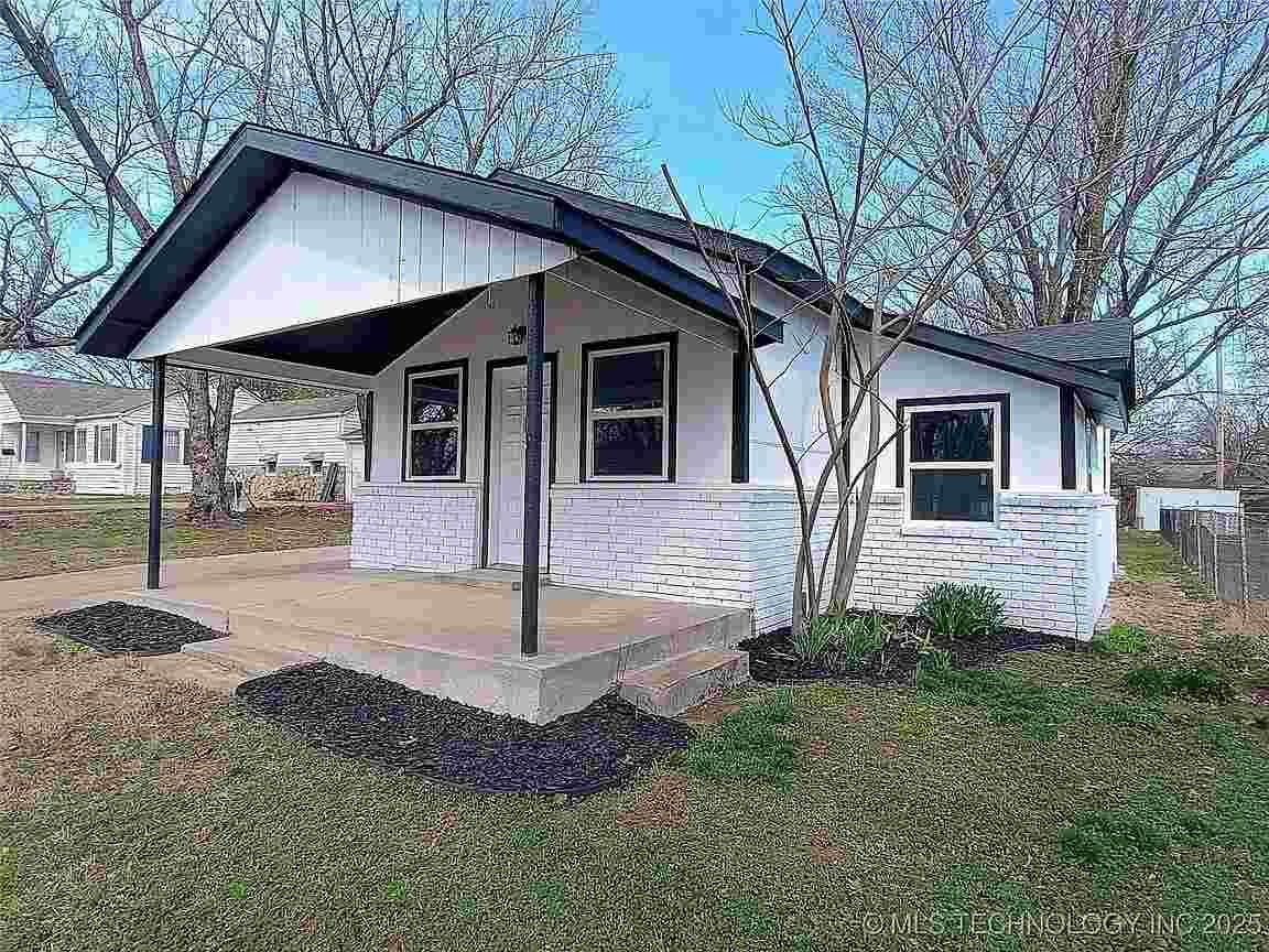Property Photo:  1224 E Broadway  OK 74023 