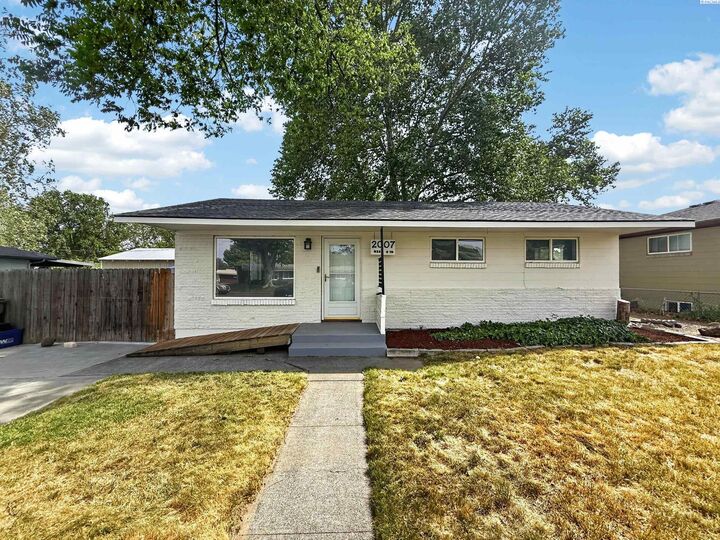 Property Photo: 2007 W 5th Ave WA 99337