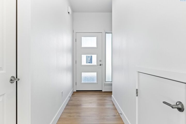 Property Photo:  1140 S Underwood Pl  WA 99337 