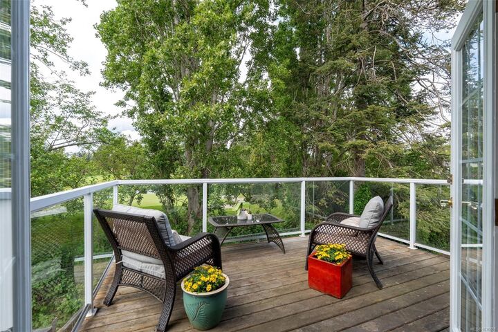 Property Photo:  840 Tillicum Rd  BC V9A 1Z7 