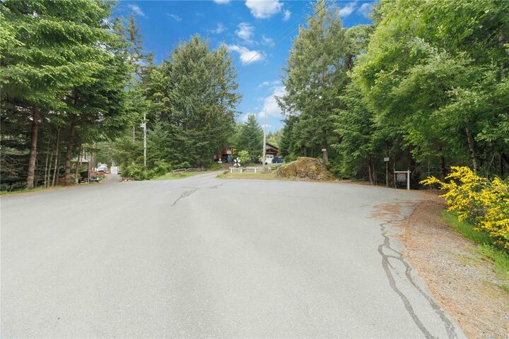 Photo de la propriété:  724 Emma Dixon Rd  BC V9B 6J3 