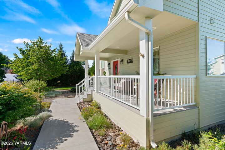 Property Photo: 8803 Carlson Dr WA 98903