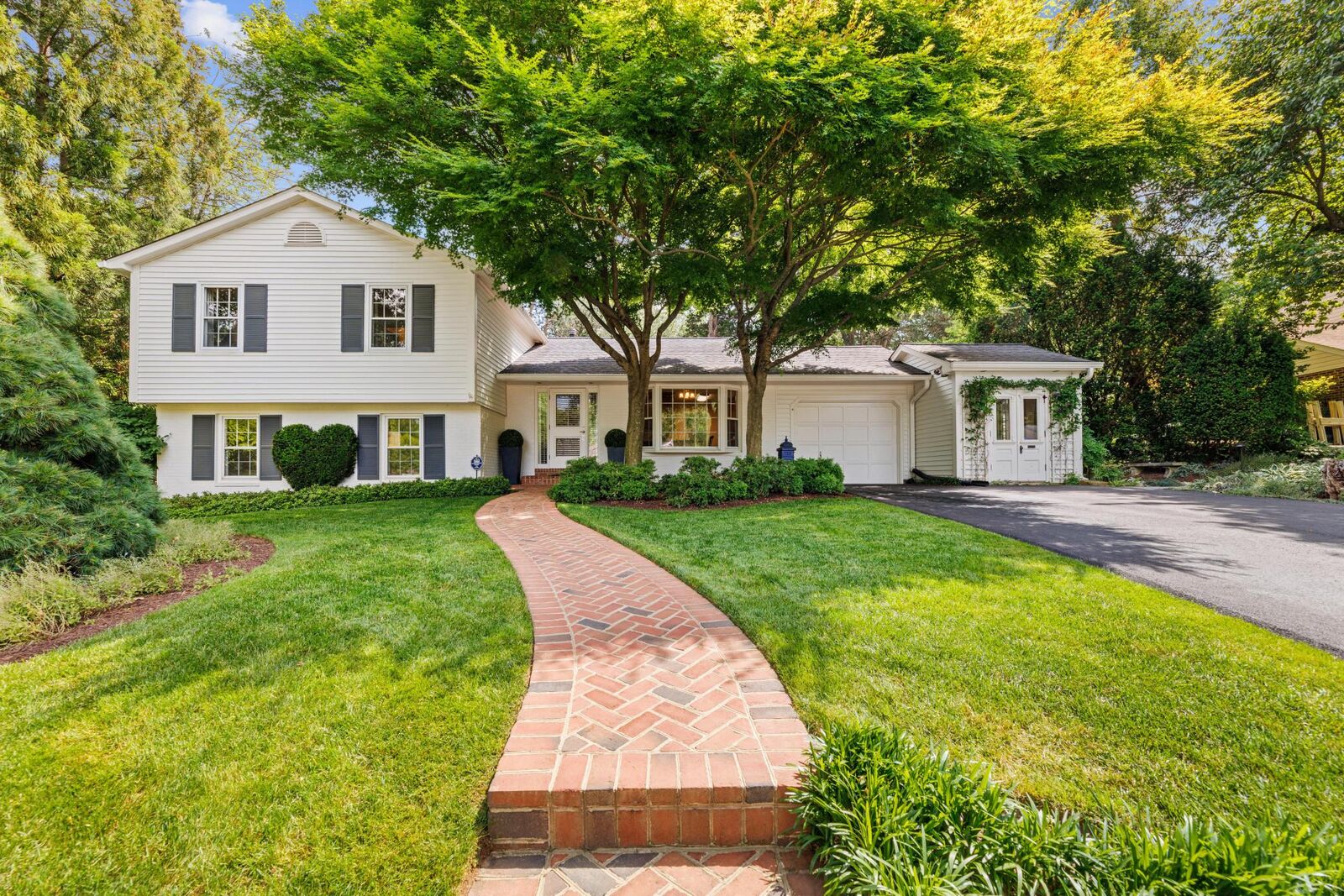 Property Photo: 8527 Pappas Way VA 22003