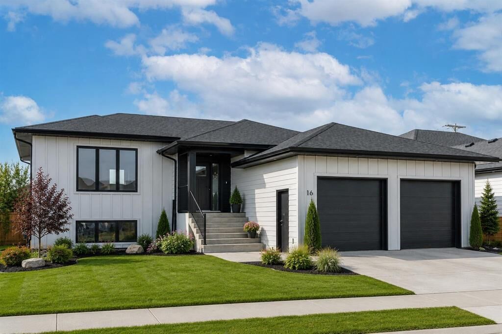 Property Photo:  16 Parkside Crescent  MB R5G 2X3 