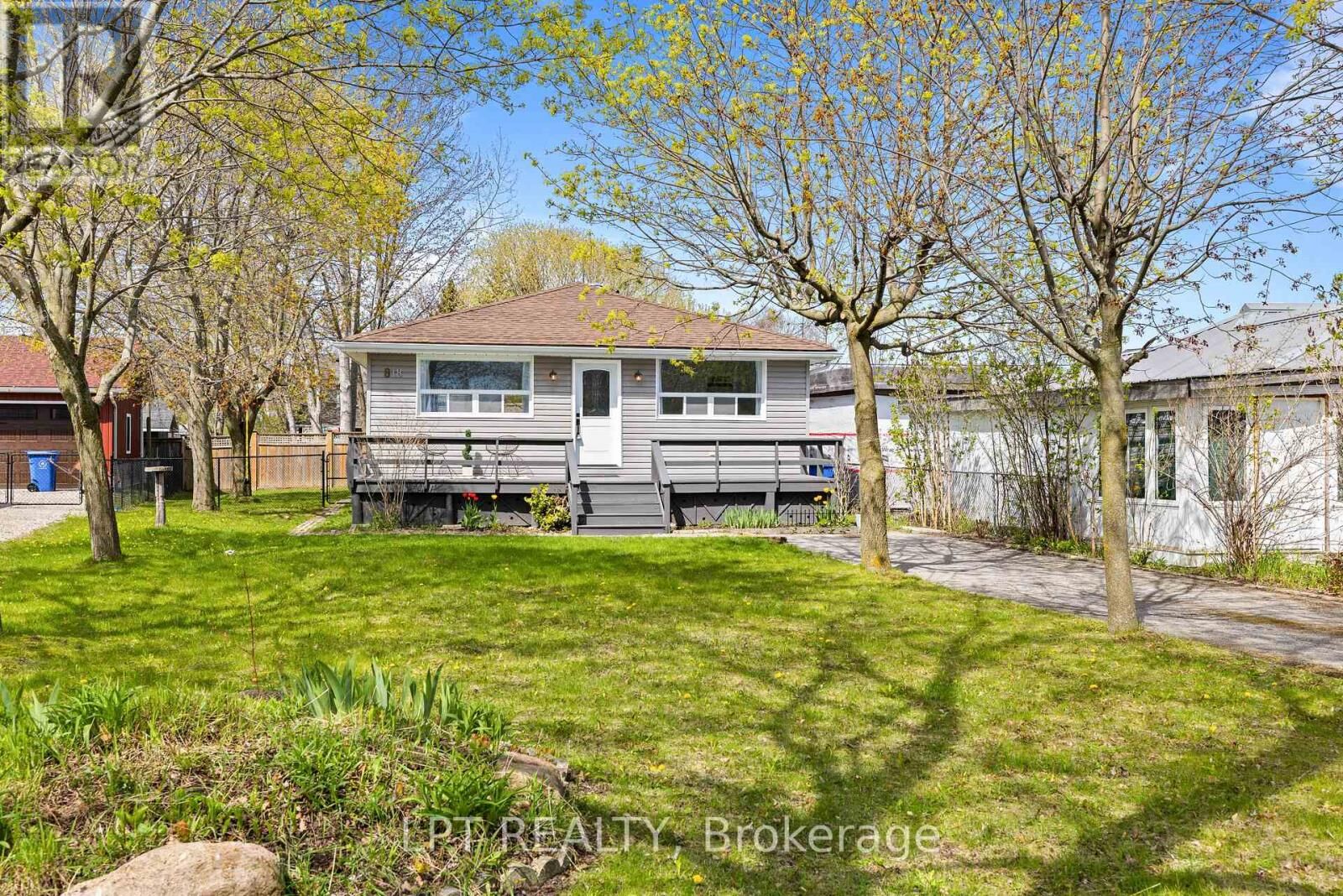 Property Photo:  818 Poplar Avenue  ON L4P 3E9 