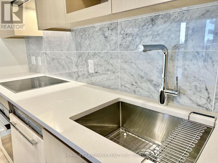 Property Photo:  95 McMahon Drive 2206  ON M2K 0H2 