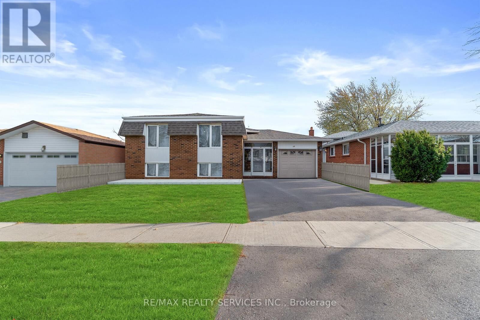 Property Photo: 13 Linkdale Road ON L6V 3A1