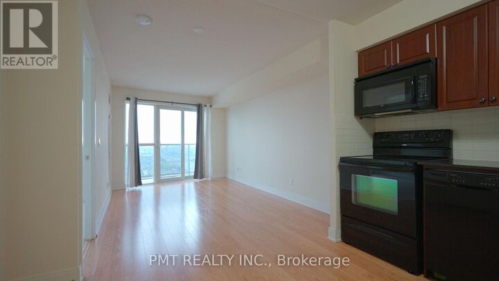 Property Photo: 135 Village Green Square 3925 ON M1S 0G4