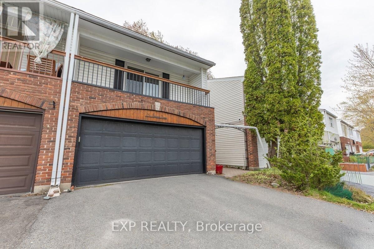 Property Photo:  15 Jansen Road  ON K2H 5W6 