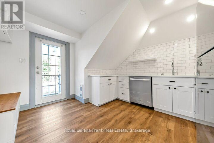 Property Photo:  622 Simcoe Street North 3rd Flr  ON L1G 4V4 