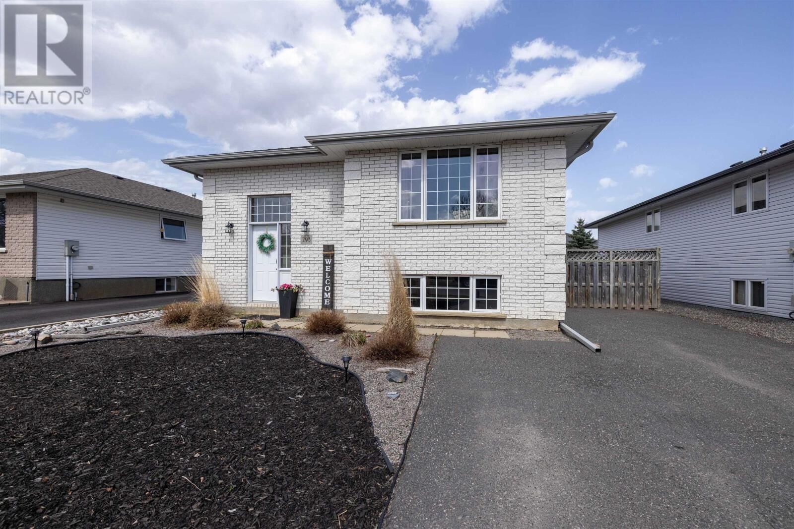 Property Photo: 293 Caribou Cres ON P7C 5Z6