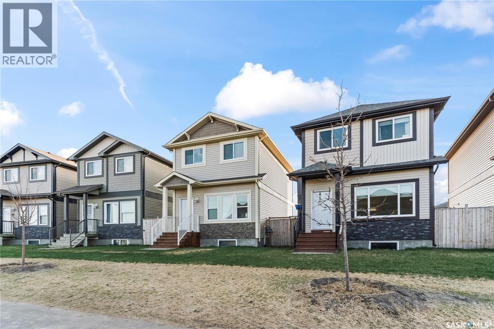 Property Photo:  68 235 Rosewood Boulevard E  SK S7V 0J2 