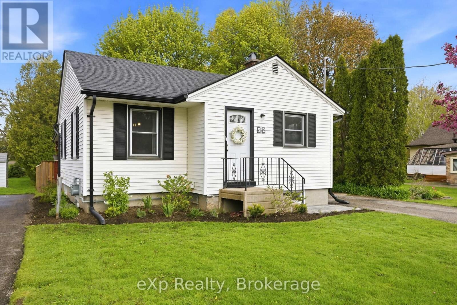 Property Photo:  52 Avondale Avenue  ON N5A 6M4 