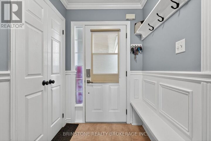 Property Photo:  116 Bird Street  ON L4N 0W6 